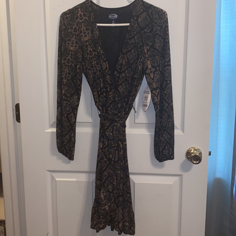 NWT SCOOP Printed Mesh Wrap Dress! (Size: Small)